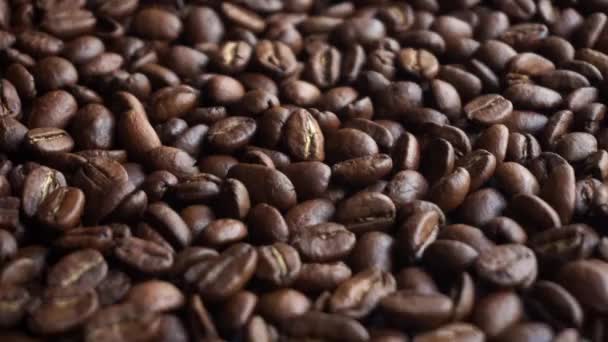 Kaffeebohnen Hintergrund. Kaffeebohnen für einen Drink zubereiten und rösten. Langsame Sicht von oben - Filmmaterial, Video