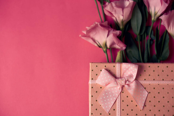 Lahjapaketti kevään kukkia loma vaaleanpunainen tausta rajattu näkymä - Valokuva, kuva