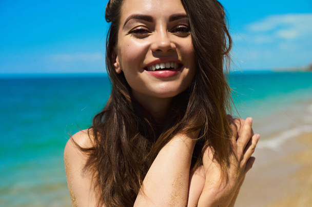 Outdoor lifestyle portrait of beautiful young brunette woman on the beach. Natural beauty. Travel and youth. Summer vibes - Foto, afbeelding