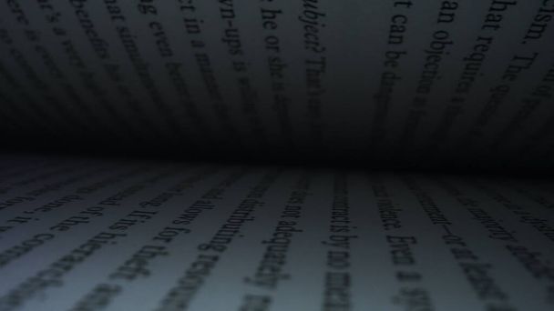Open boek met witte pagina 's. Camera bewegen tussen boekpagina 's van open boek. - Foto, afbeelding