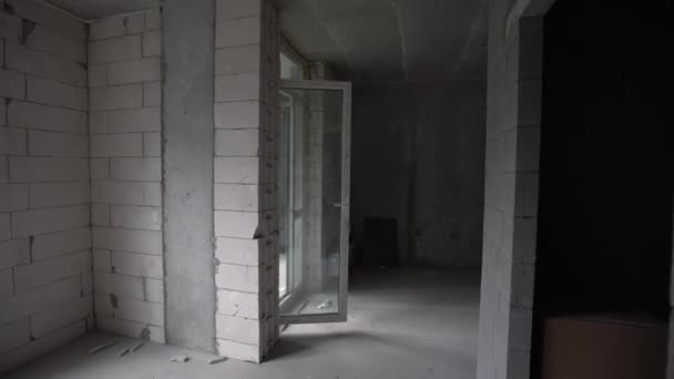 Interior del edificio inacabado de la habitación. Construcción de bloques de gas y tabiques internos entre las habitaciones - Imágenes, Vídeo