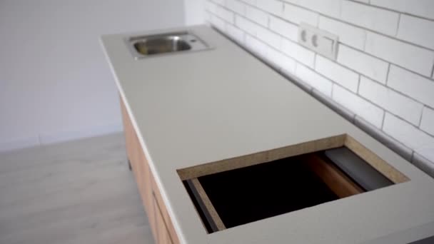 instalación de una nueva cocina, interior de la cocina moderna de madera durante el montaje - Metraje, vídeo