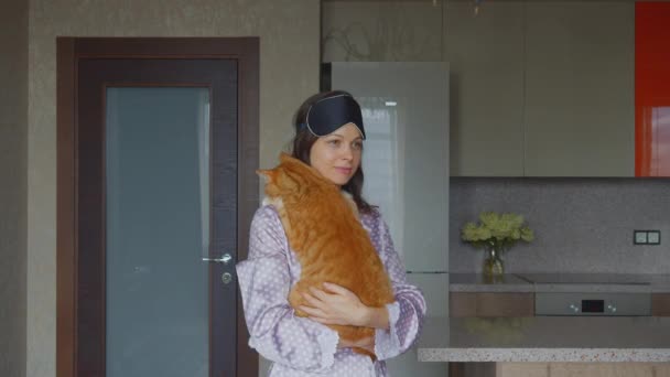 Transformation d'une jeune fille avec un chat en femme d'affaires - Séquence, vidéo