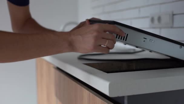 Рабочий монтаж индукционной кухонной плиты, в режиме реального времени - Кадры, видео