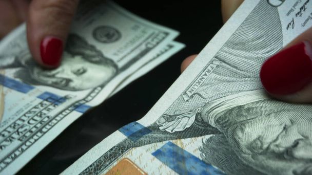 Donna d'affari sconosciuta che conta banconote in dollari in mano. Donna che riceve lo stipendio - Foto, immagini