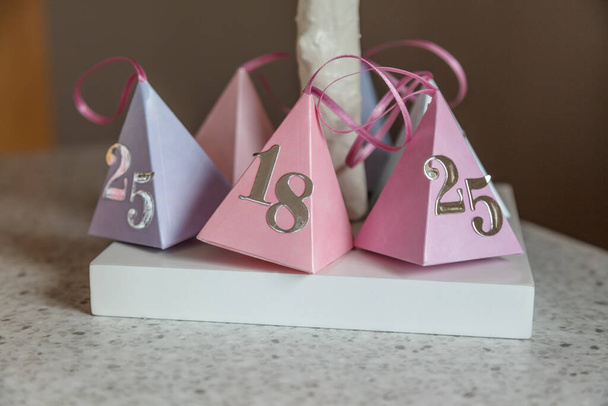 Decorações coloridas de papel partido com os números 18 e 25 com um acabamento prateado. - Foto, Imagem