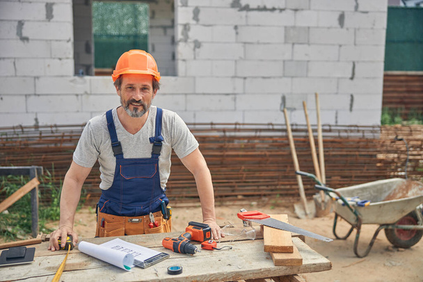 Man in overalls and a hard hat looking ahead - Foto, immagini