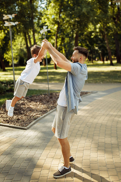 Jovem pai feliz com filho no parque - Foto, Imagem