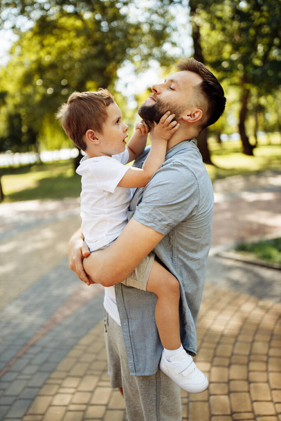 Happy young father  with son in the park - Foto, imagen