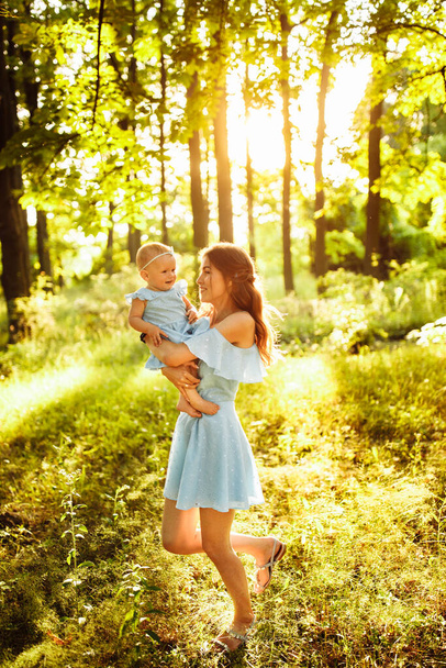 Счастливая молодая мать с ребенком в парке - Фото, изображение