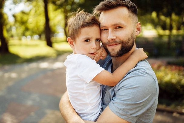 Happy young father  with son in the park - Foto, immagini