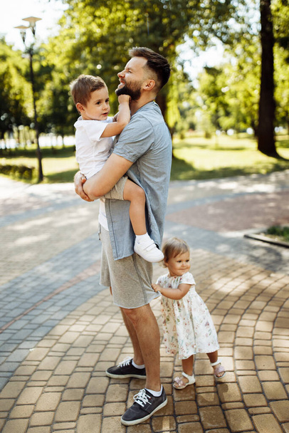 Happy young father with children relaxing  in the park - Foto, Imagem