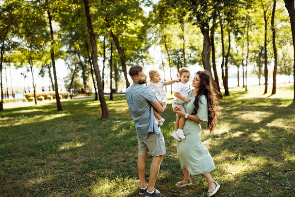 Happy young family with children relaxing  in the park - Foto, Imagen