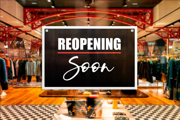 Egy butiküzlet újranyitó jele. A vállalkozások helyreállításának vagy a korlátozások megszüntetésének fogalma. - Fotó, kép