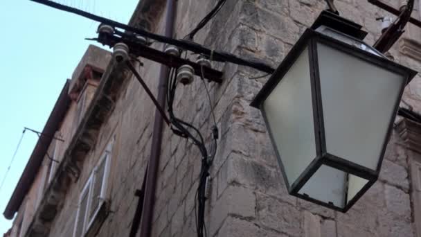 4K. Farola o lámpara colgando en la fachada de un edificio en el casco antiguo de Dubrovnik, Croacia. Antigua lámpara. - Metraje, vídeo