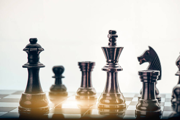 アイデアと競争と戦略のためのチェスボードゲームの概念ビジネス成功の概念ビジネス競争計画チームワーク戦略的概念.  - 写真・画像