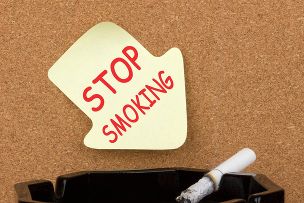 Deje de fumar texto en la nota adhesiva y el cigarrillo - Foto, Imagen