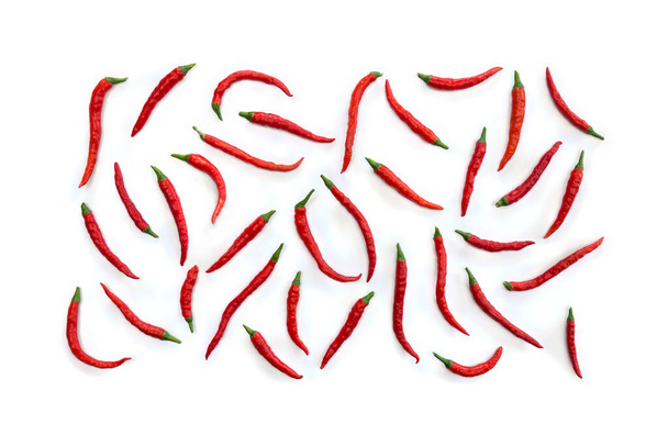 Čerstvý červený chilli pepř na bílém pozadí. Pohled shora, byt ležel - Fotografie, Obrázek