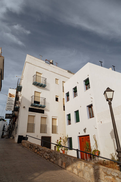 Peniscola régi falu Castellon Spanyolország Mediterrán belvárosában.Régi spanyol falu fehér épületek - Fotó, kép