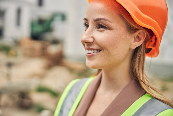 硬い帽子をかぶっている女性土木技師 - 写真・画像