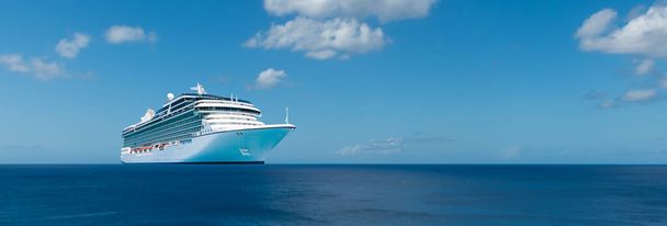 Luxe cruiseschip / vakantiebanner. - Foto, afbeelding