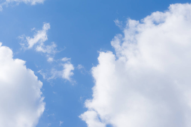 Powietrze i puszyste chmury na błękitnym niebie w słoneczny dzień, tekstura tła - Zdjęcie, obraz