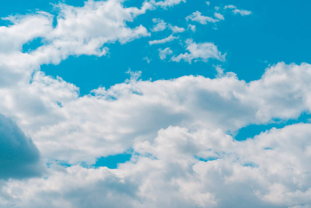 Aire y nubes esponjosas en el cielo azul en un día soleado, textura de fondo - Foto, Imagen