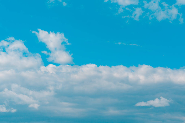 Aire y nubes esponjosas en el cielo azul en un día soleado, textura de fondo - Foto, imagen
