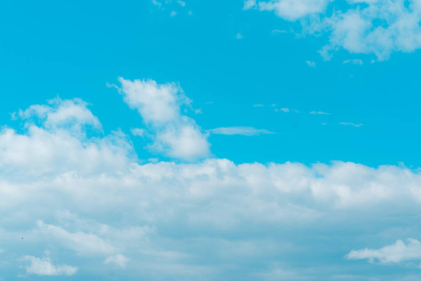Powietrze i puszyste chmury na błękitnym niebie w słoneczny dzień, tekstura tła - Zdjęcie, obraz