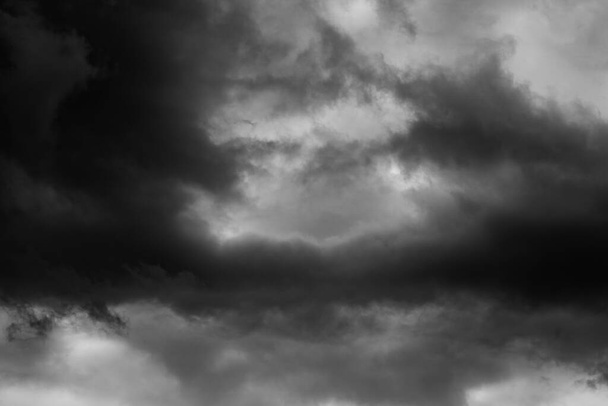Fekete-fehér viharfelhők az eső előtt, drámai ég - Fotó, kép