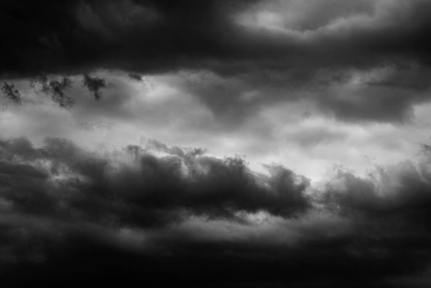 Μαύρα και άσπρα σύννεφα καταιγίδας πριν από τη βροχή, δραματικός ουρανός - Φωτογραφία, εικόνα