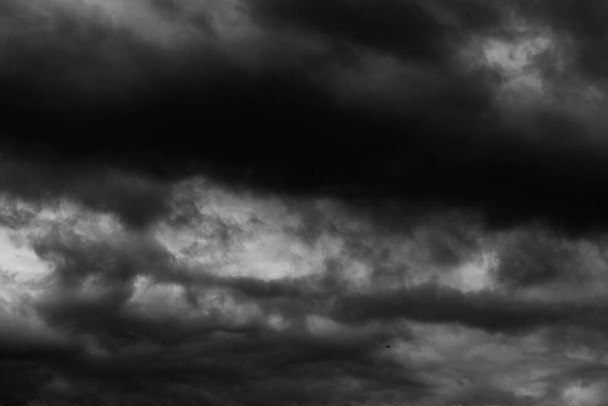 Nubes de tormenta en blanco y negro ante la lluvia, cielo dramático - Foto, imagen