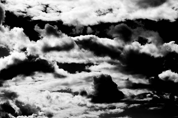 Schwarz-weiße Gewitter dramatische Wolken Hintergrund Textur - Foto, Bild