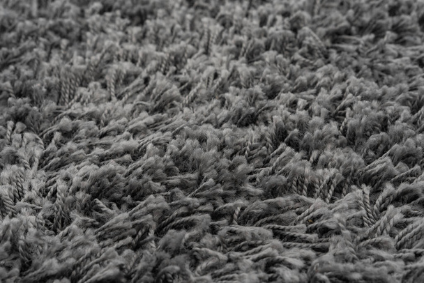 Tapis en polaire naturelle noire fond de texture. Texture tissu laine foncée. fragment gris shaggy mat - Photo, image
