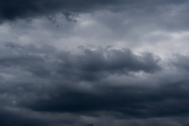 Siniset myrskypilvet ennen sadetta, dramaattinen taivas - Valokuva, kuva