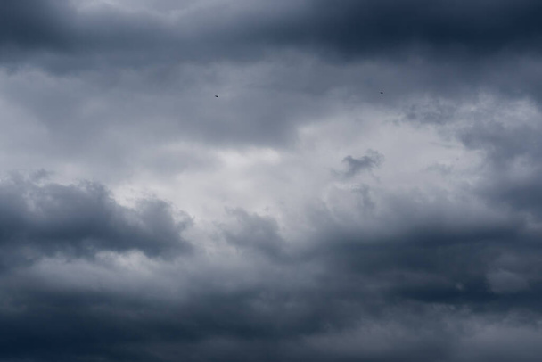 Modré bouřkové mraky před deštěm, dramatická obloha - Fotografie, Obrázek