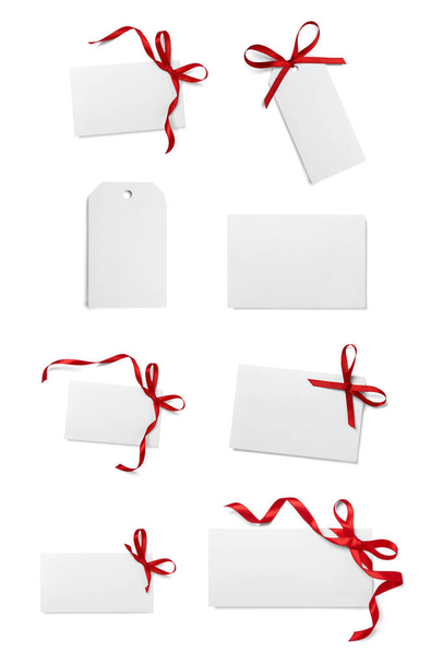 colección de varias tarjetas de notas con lazo de cinta sobre fondo blanco. cada uno se dispara por separado
 - Foto, Imagen