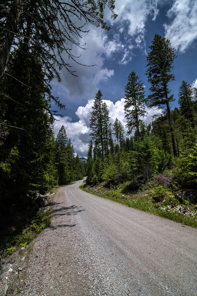 East Shore Road nad jeziorem Priest kręcące się w góry, Idaho - Zdjęcie, obraz