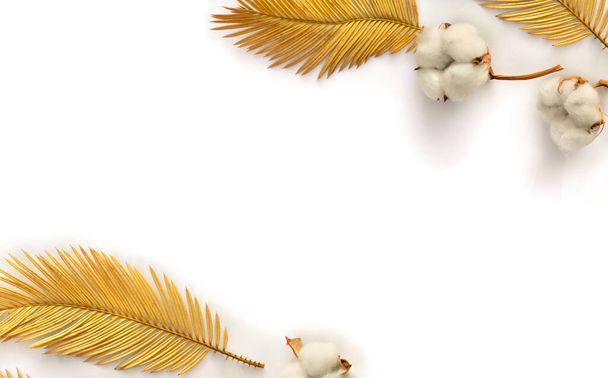 Palmera tropical de hoja dorada y flores de algodón blanco sobre fondo blanco con espacio para el texto. Vista superior, plano - Foto, imagen
