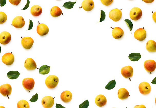 黄色のジューシーな梨を熟し、テキストのためのスペースで白い背景に梨の木を残します。トップビュー、フラットレイアウト - 写真・画像