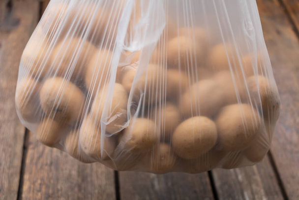 Una bolsa de patatas. Patatas salud beneficios concepto. - Foto, Imagen