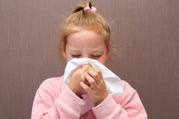 Child cold flu illness tissue blowing runny nose - Foto, Imagen
