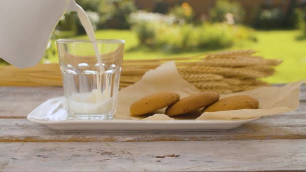 Ręczne nalewanie mleka do szklanki - Materiał filmowy, wideo