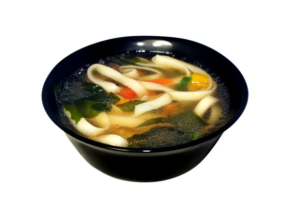 Miso soep met pasta's, wakame, zeewier, noedels en groenten - Foto, afbeelding