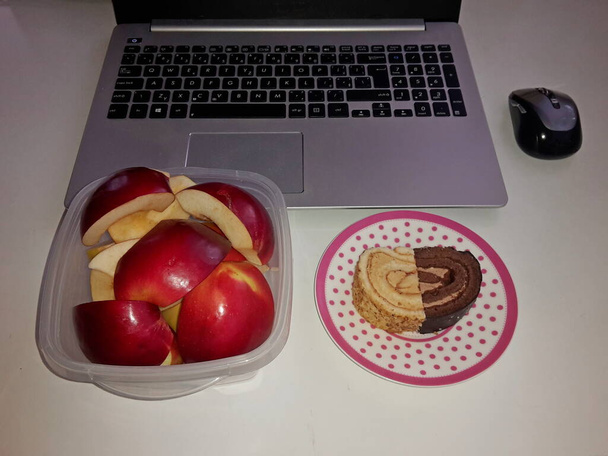 Cuaderno con ratón y tazón de manzanas y plato con galletas, imagen - Foto, Imagen
