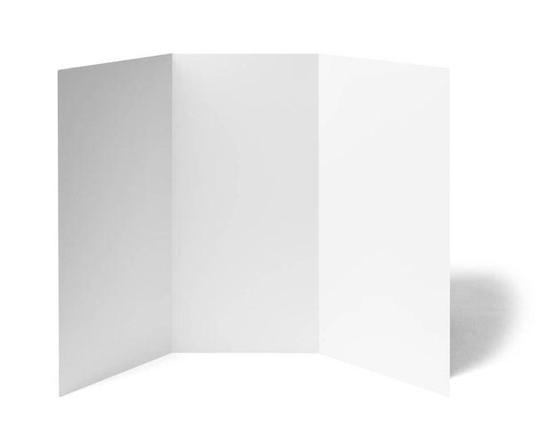 lähikuva valkoisella pohjalla olevasta tyhjästä taitettavasta lehtisestä  - Valokuva, kuva