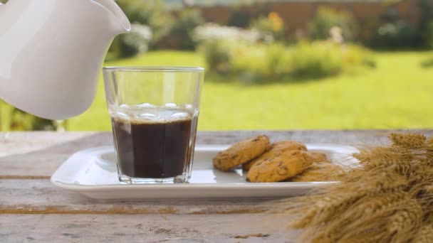 Aggiungere il latte in un bicchiere di caffè - Filmati, video