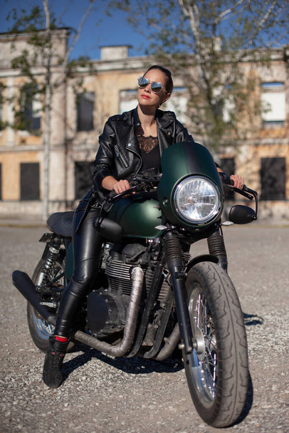 Motociclista giovane bellezza ragazza su una moto - Foto, immagini