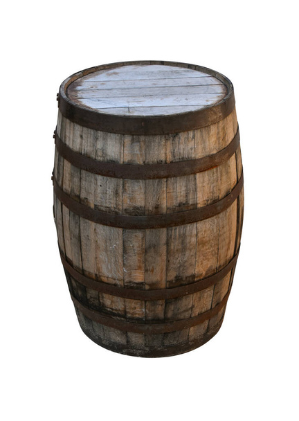 Sluit een oud vintage eikenhouten wijnvat of gerijpt verweerd whiskyvat geïsoleerd op witte achtergrond, uitzicht op hoge hoek - Foto, afbeelding