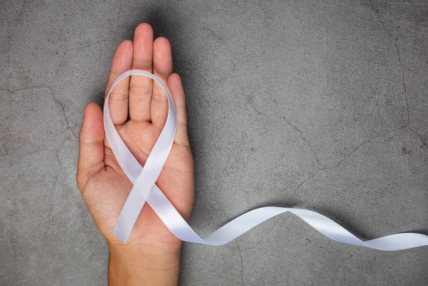 Biała wstążka symbolem pokoju Międzynarodowy Dzień bez przemocy. - Zdjęcie, obraz